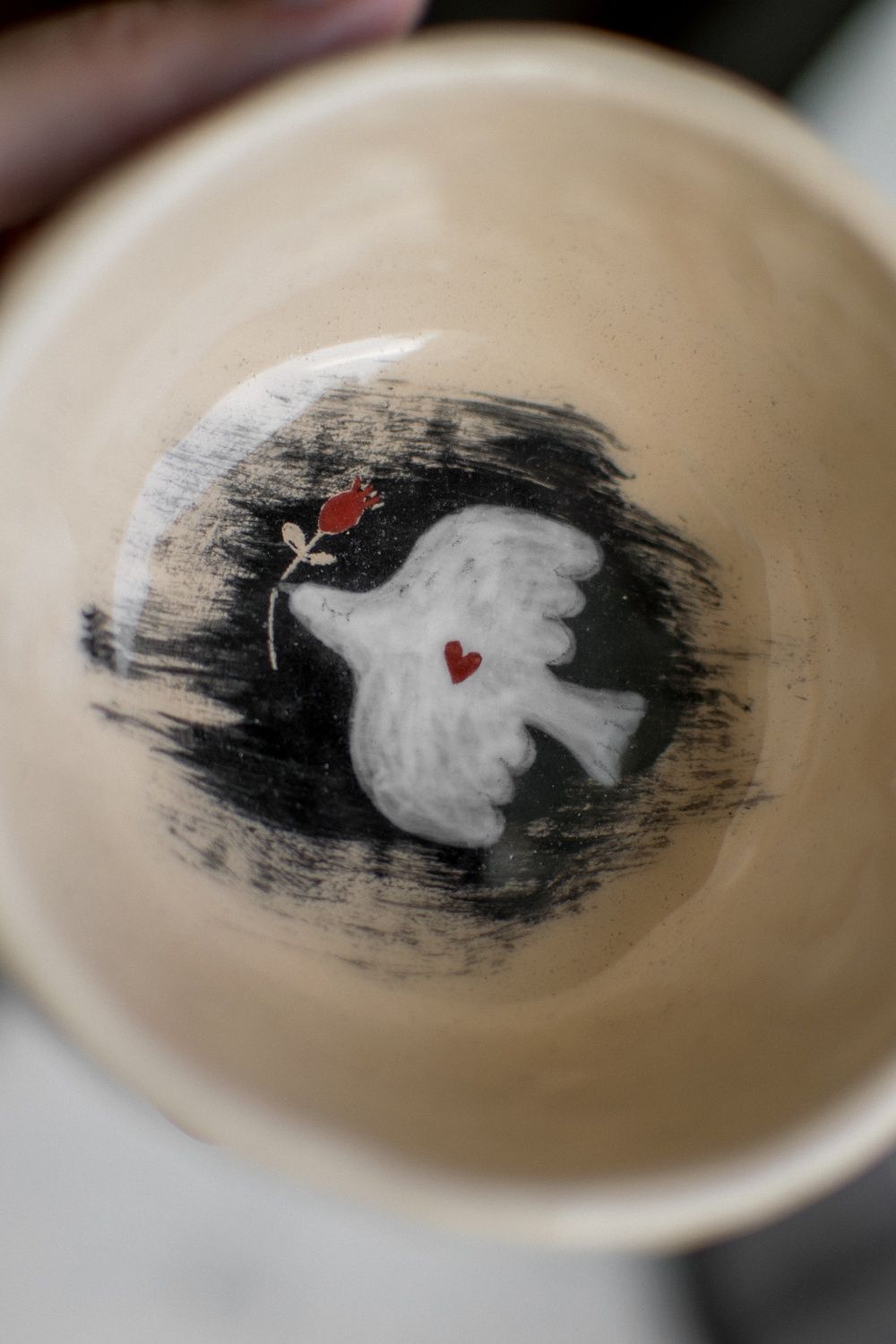 Чашка ручной работы с голубем черная красная бежевая керамика глина