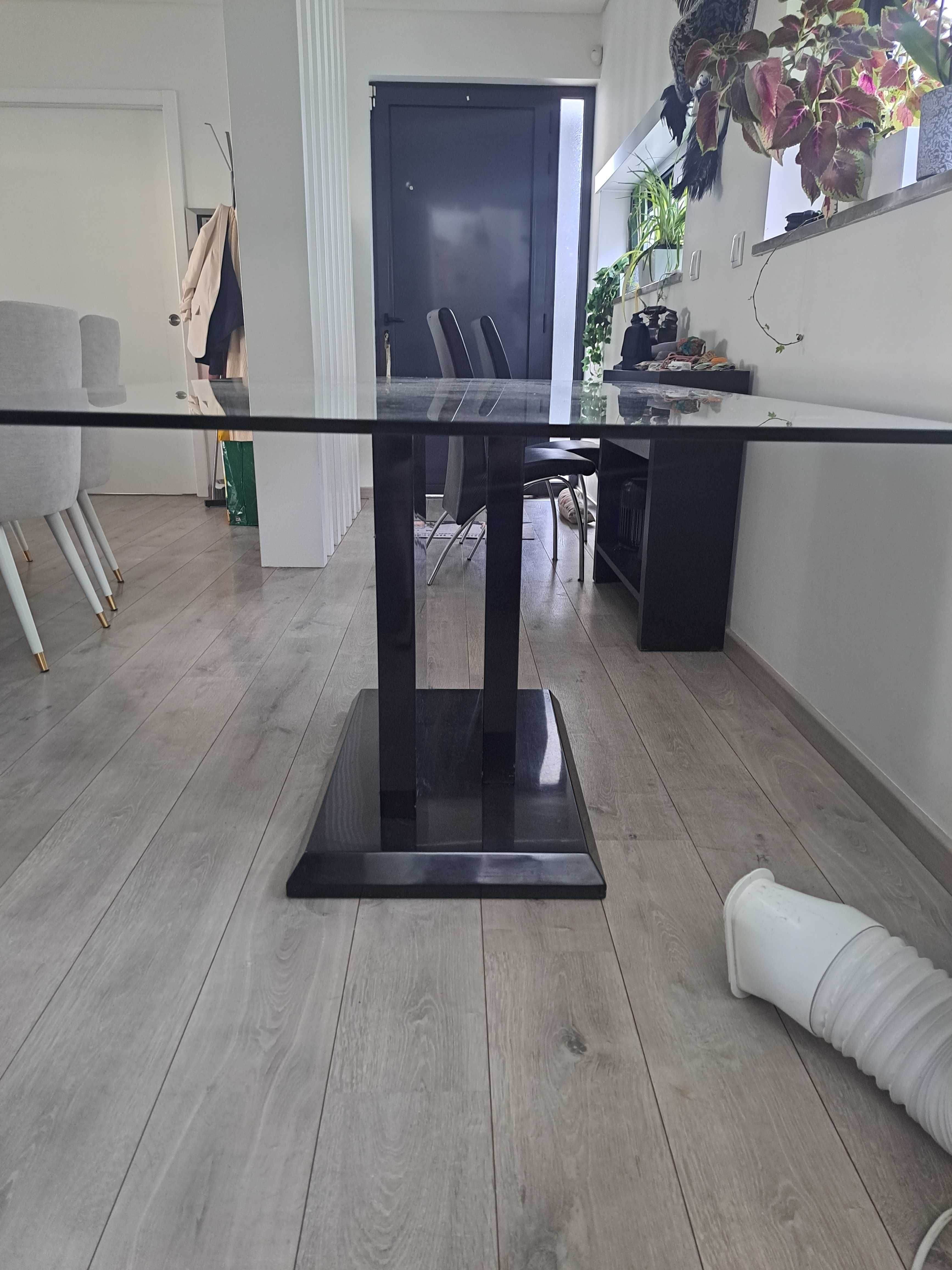 Mesa de jantar de vidro com 6 cadeiras