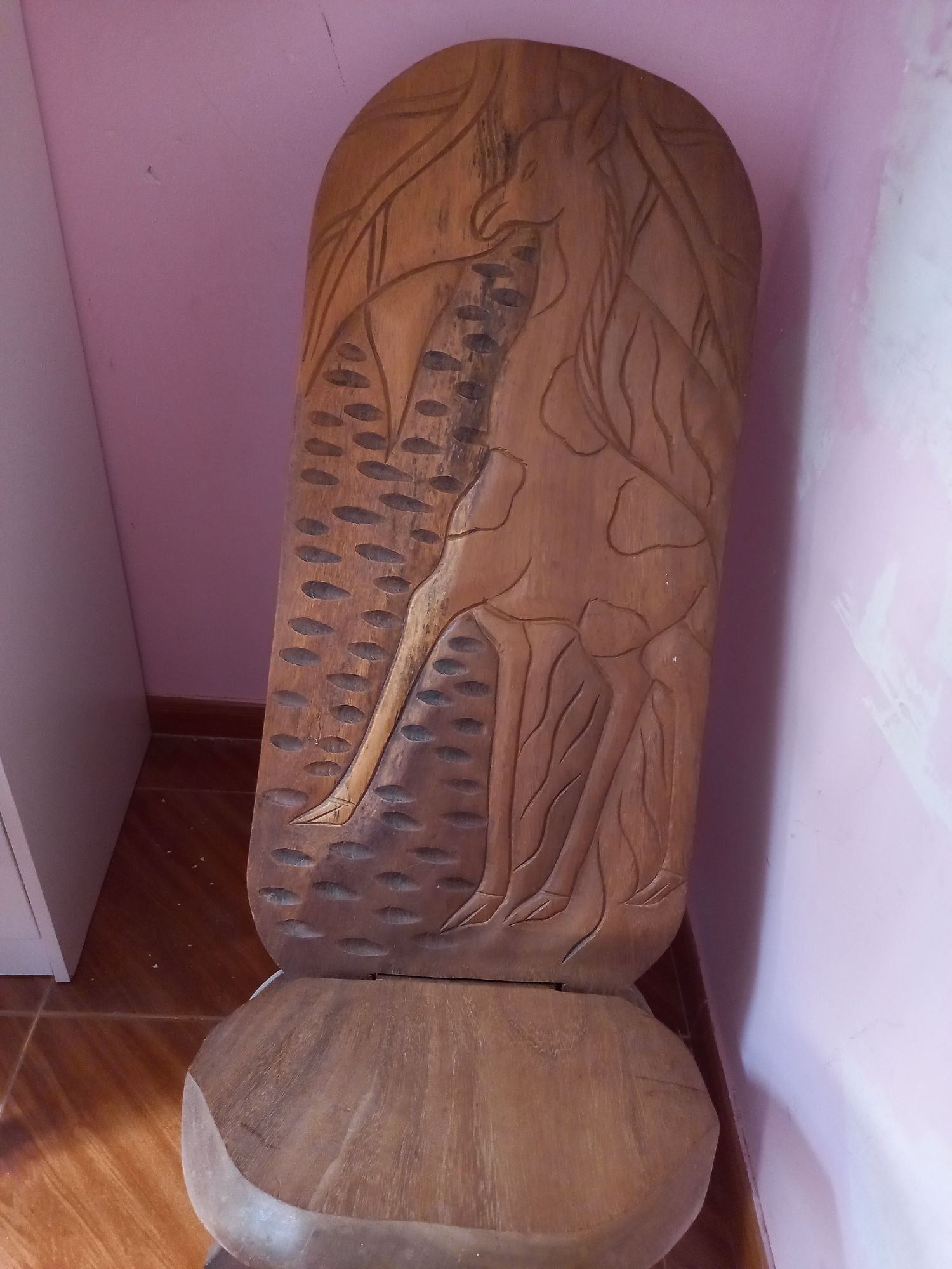 Cadeira em madeira maciça e com desenho