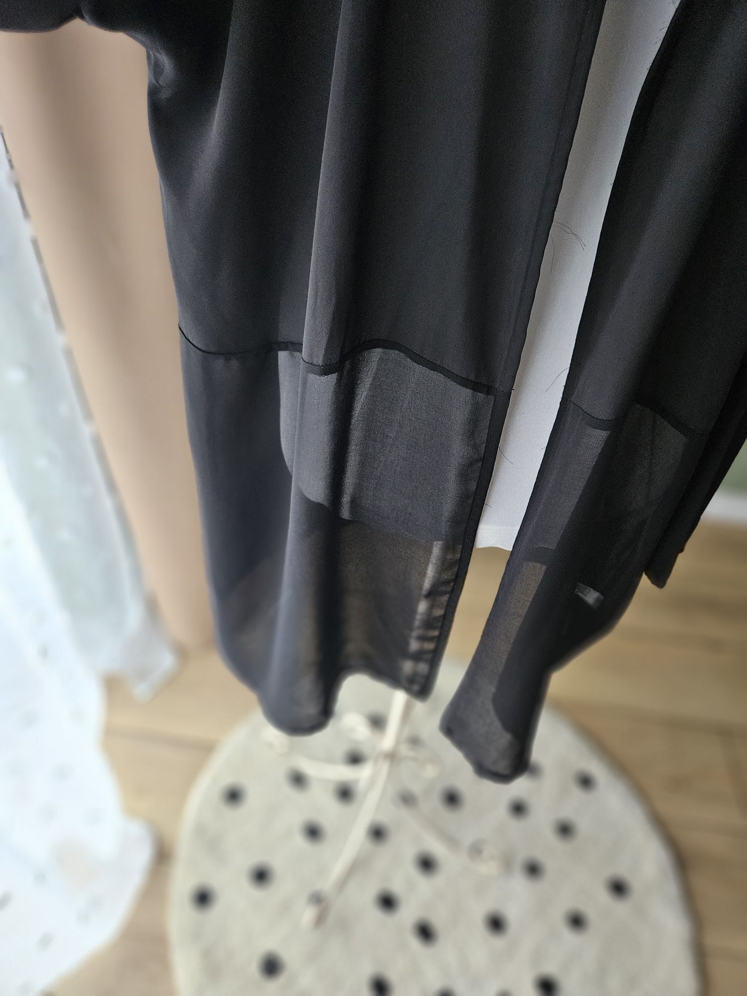 Dłuższa czarna narzutka transparentna – elegancja i lekkość  Plus siz