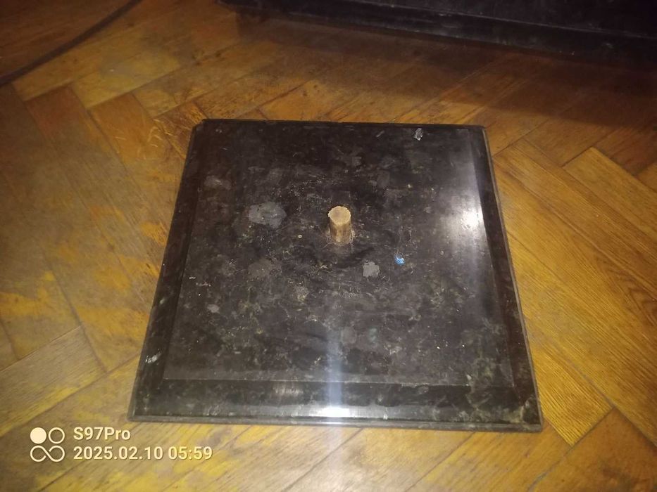 Столик  размеры 400 х 720 х 600 разборной 3 части