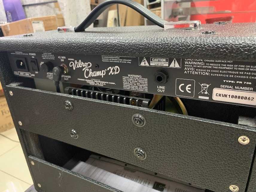 Продам ламповий комбік Fender VIBRO CHAMP XD. У відмінному стані.