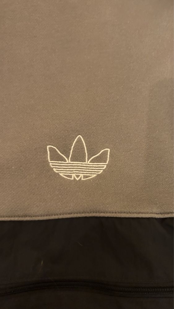 Camisola Adidas com bolso à frente, tamanho L