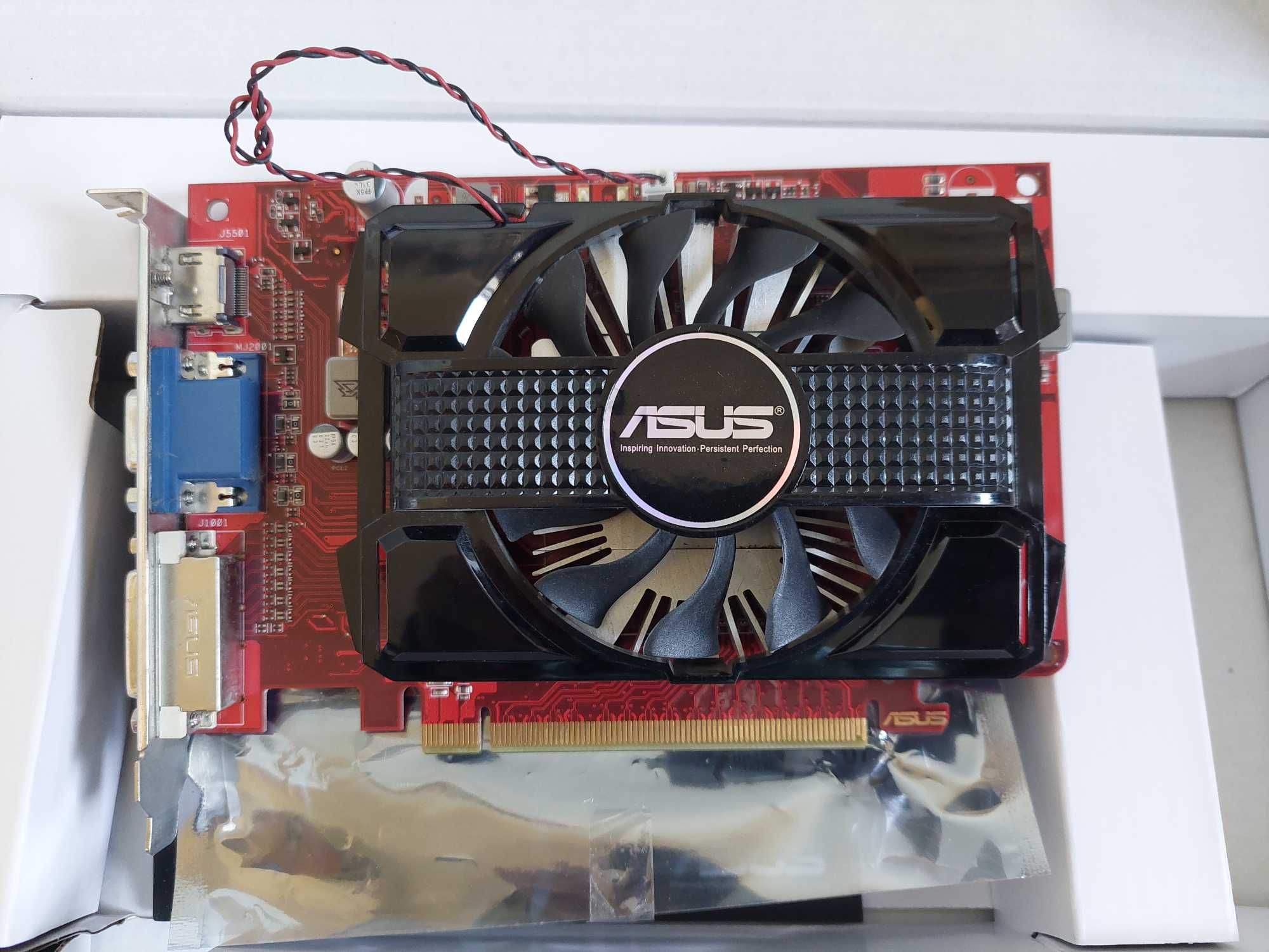 Placa gráfica ASUS RADEON HD 6670 (bom estado)