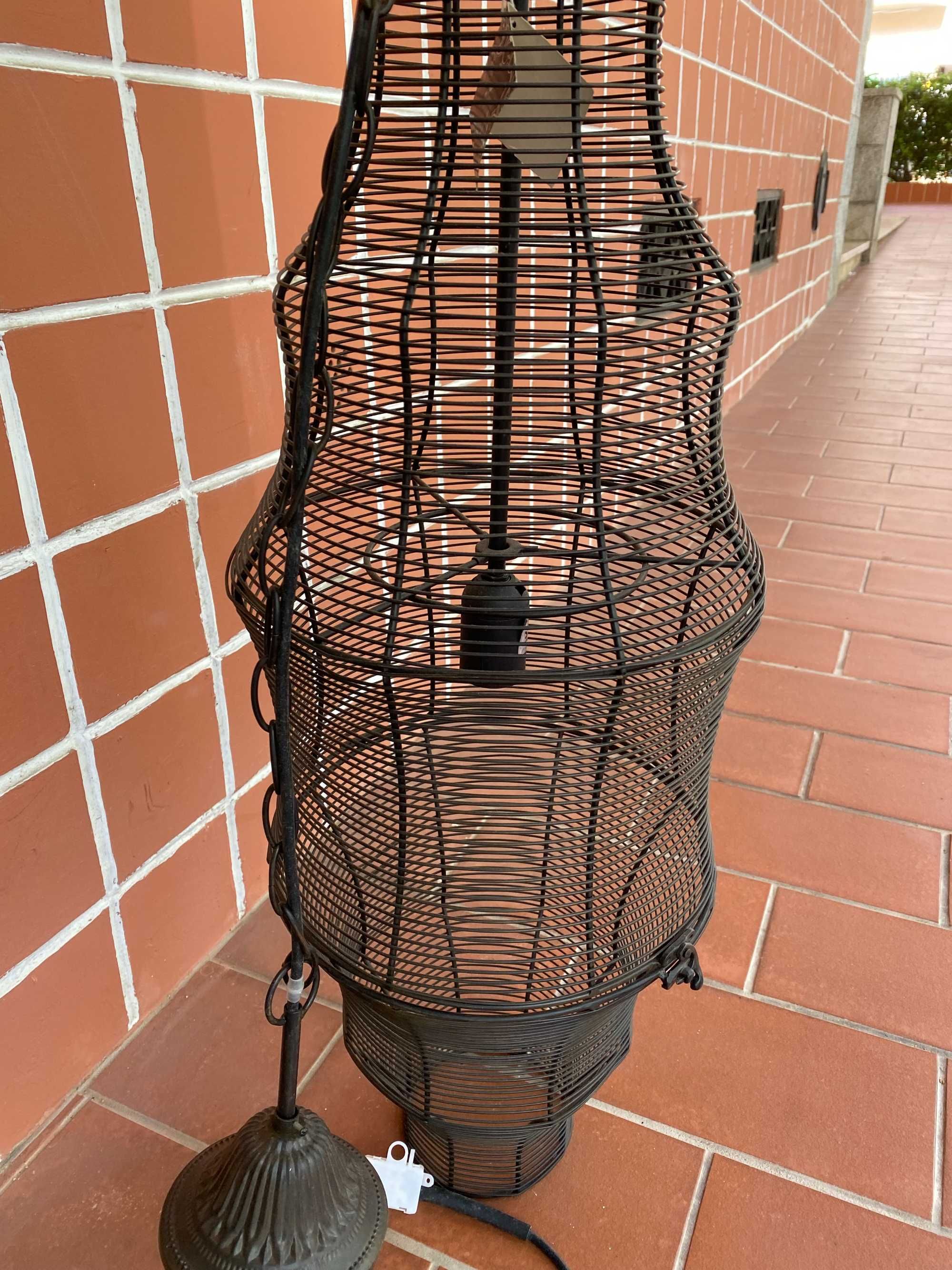 Candeeiro de tecto em ferro.