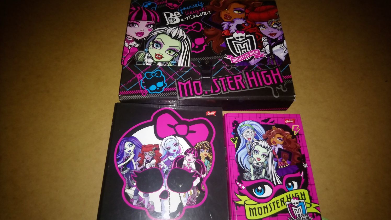 Segregatory 2 sztuki + teczka na obrazki Monster High