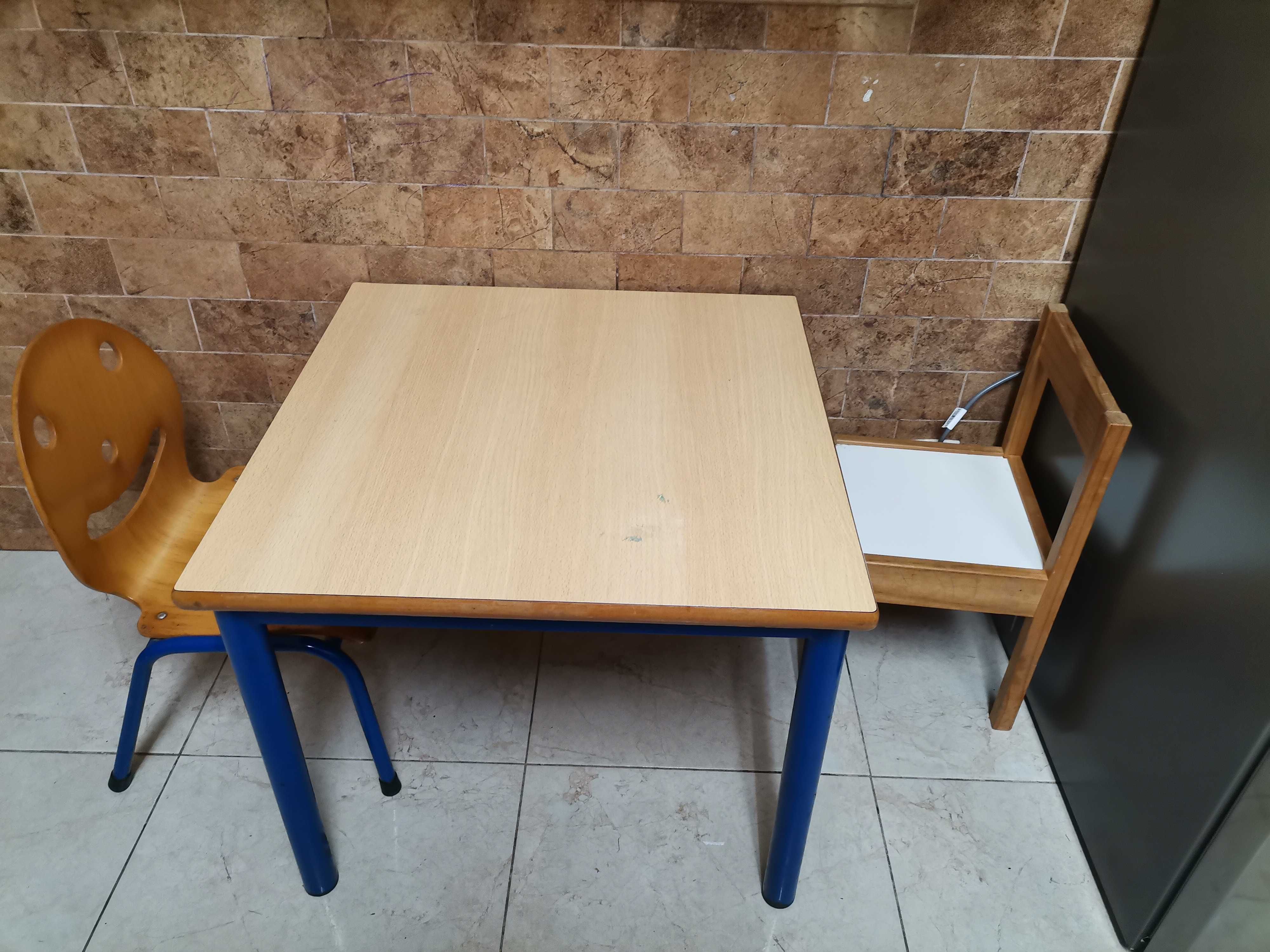 Mesa para crianças com duas cadeiras