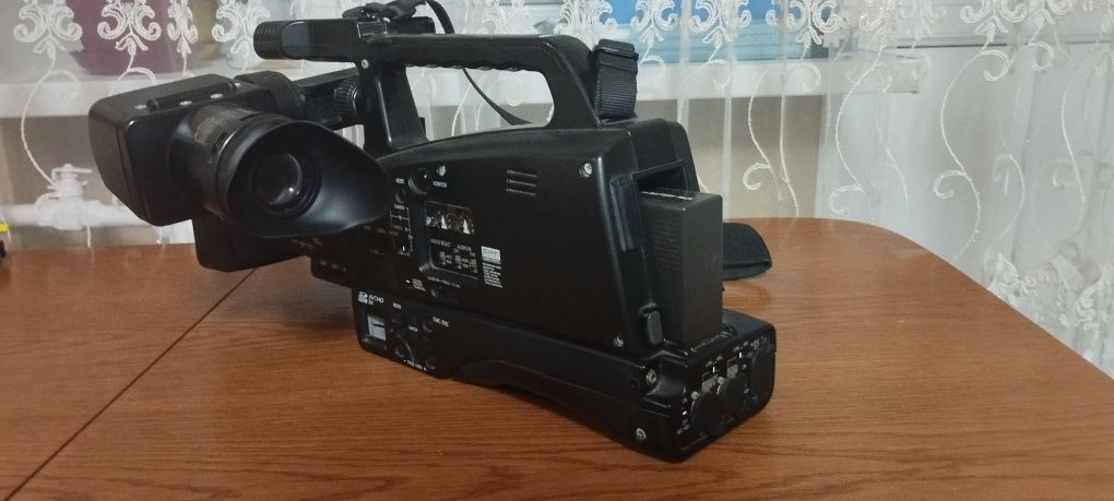 Продам видеокамеру Panasonic AG-HMC 84