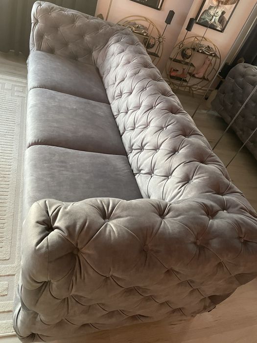 Szara trzyosobowa pikowana aksamitna sofa Westwing