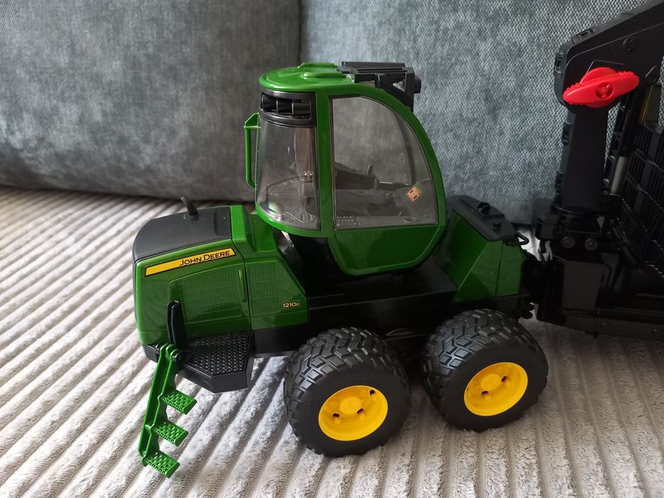 Трактор лісовоз John Deere від Bruder