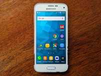 Смартфон Samsung Galaxy S5 mini SM-G800F с чехлом