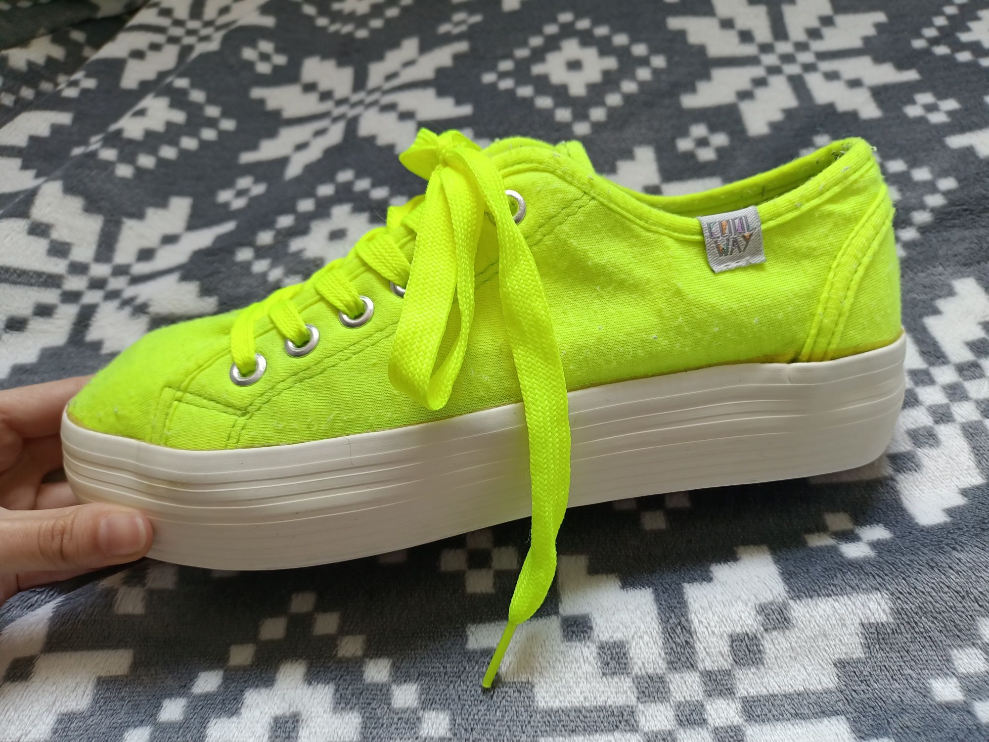 Neonowe buty marki cool way