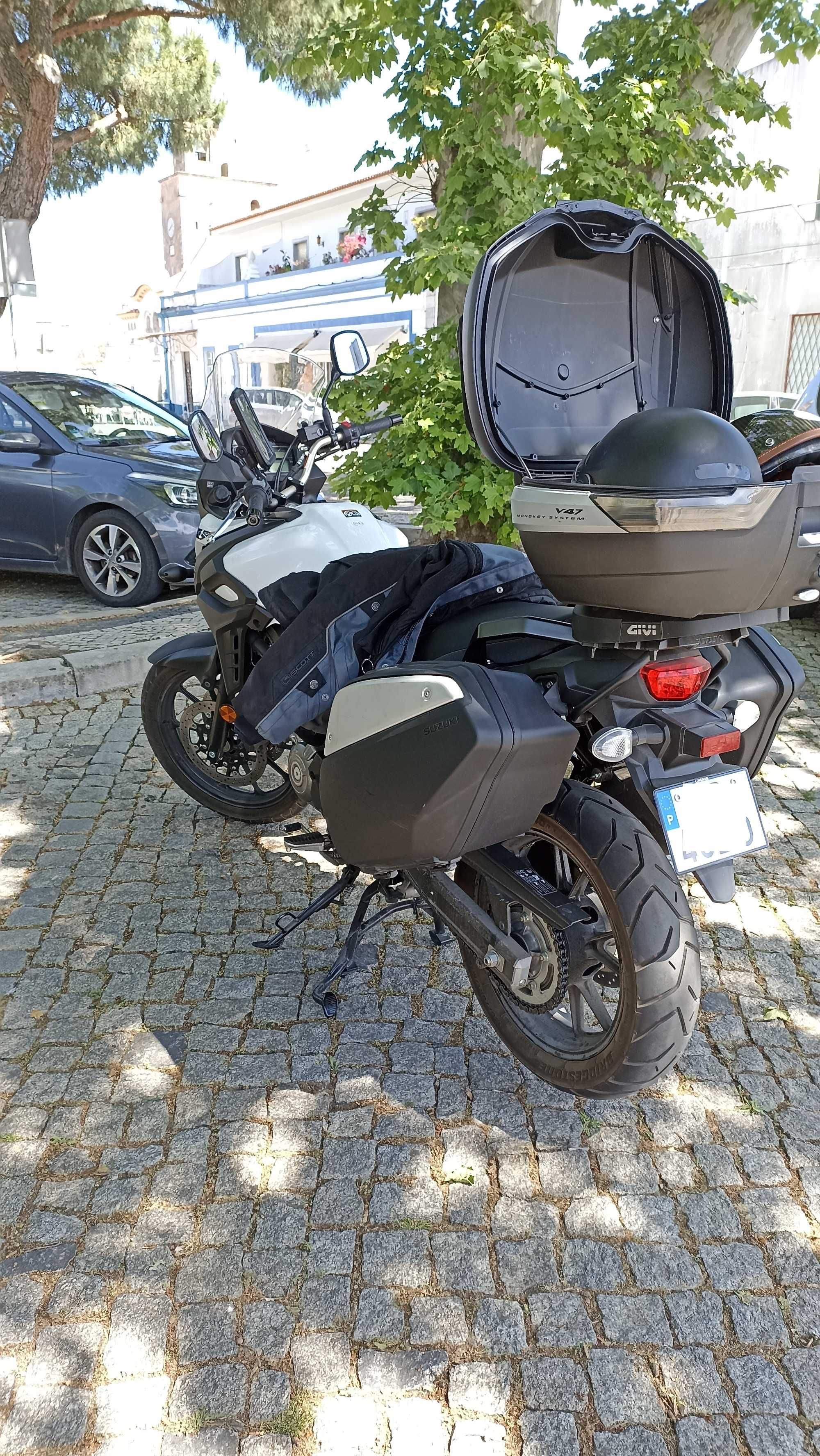650 VSTROM 2022 com armazenamento de bagagem