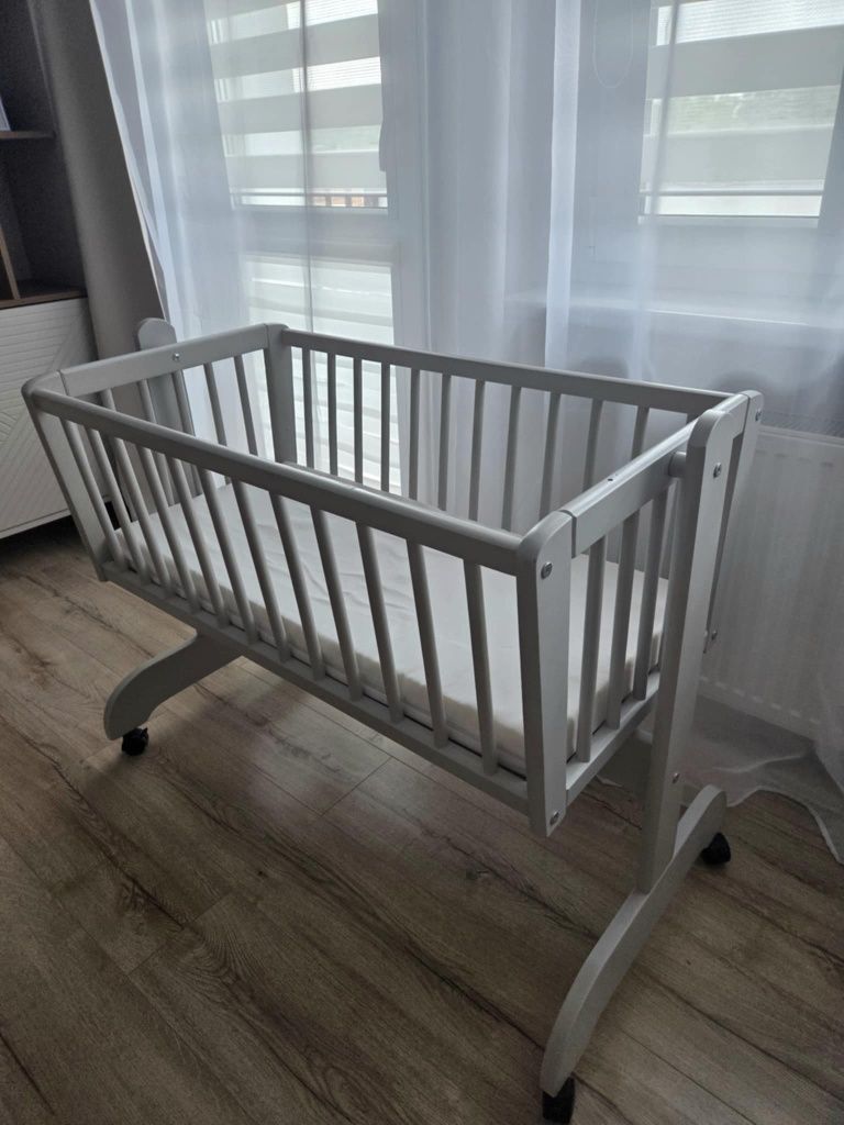 Drewniana kołyska niemowlęca