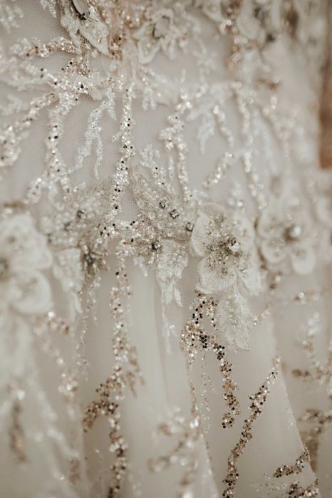 Suknia ślubna z trenem błyszcząca