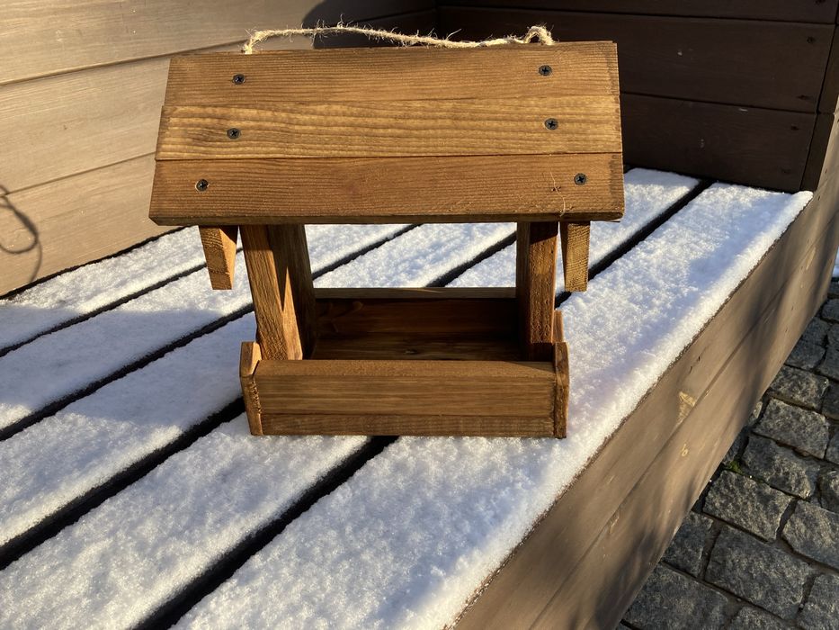 Кормушка для небольших птиц