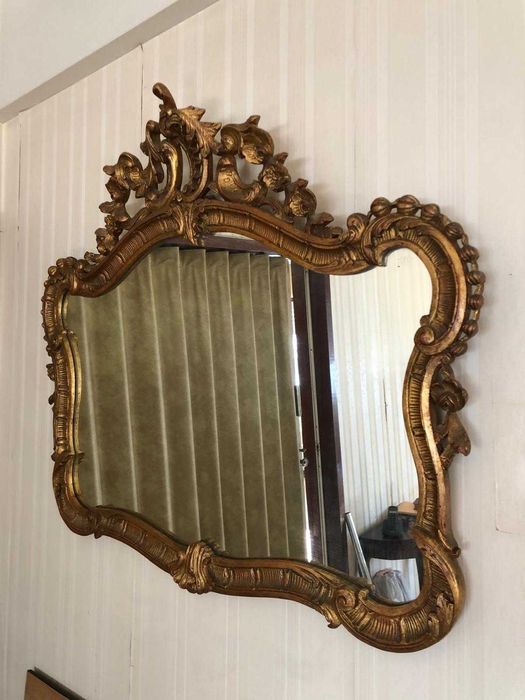 Espelho em talha de madeira dourada