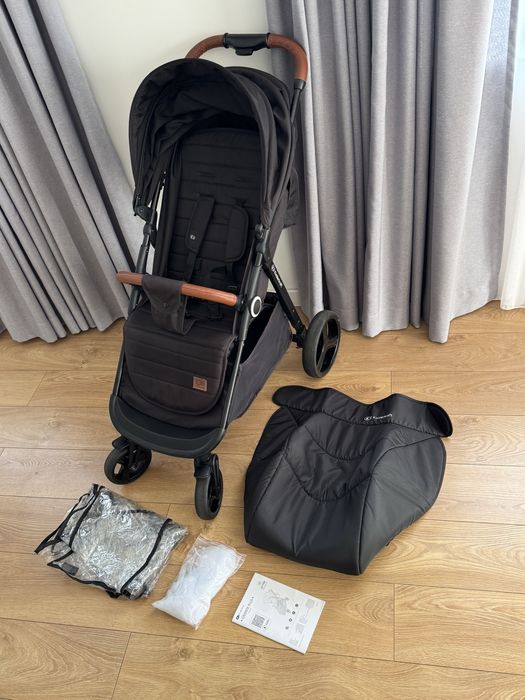 Wózek spacerowy Kinderkraft GRANDE PLUS czarny z brazową rączką