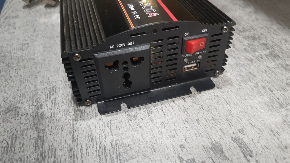 Інвертор з зарядкою UKC UPS-1300A