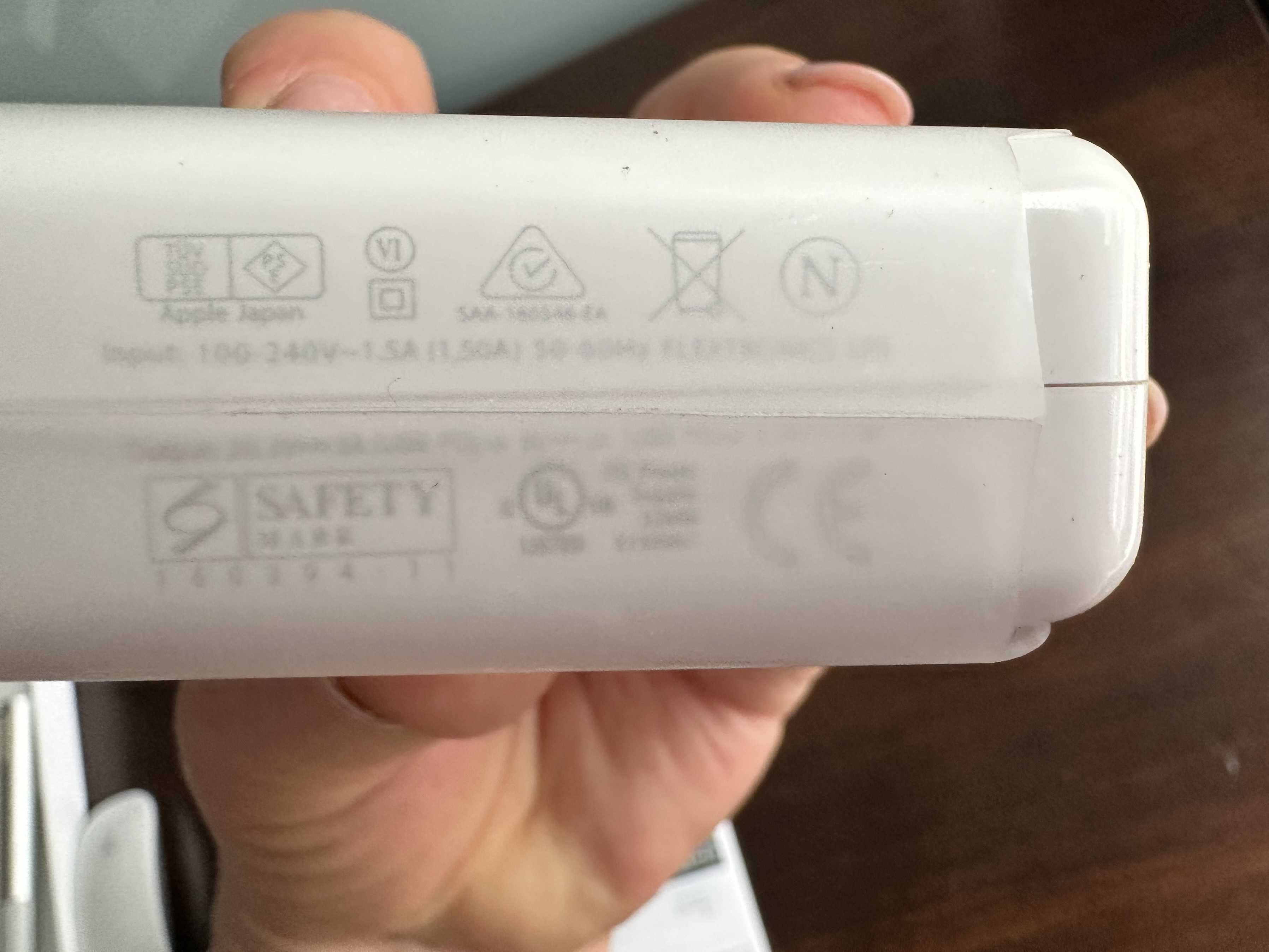 Адаптер живлення 61W USB-C Power Adapter. A 1718