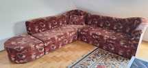 Sofa narożnikowa z funkcją spania oraz dodatki