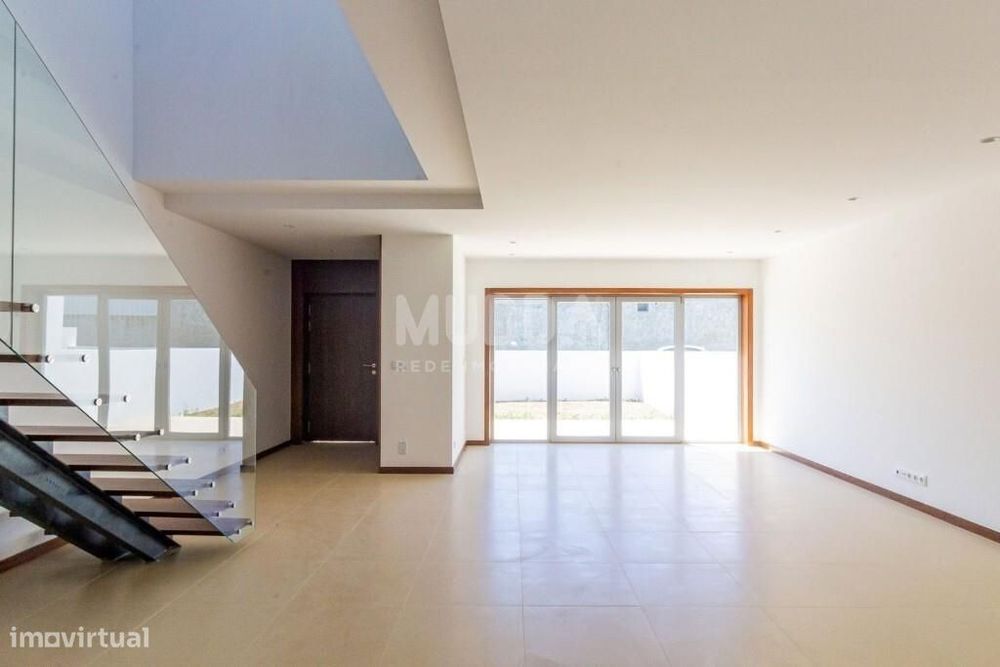 Moradia T3 com Suite, Garagem e Piscina – Torrão do Lameiro