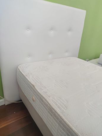 Testeira em napa branca para cama de solteiro