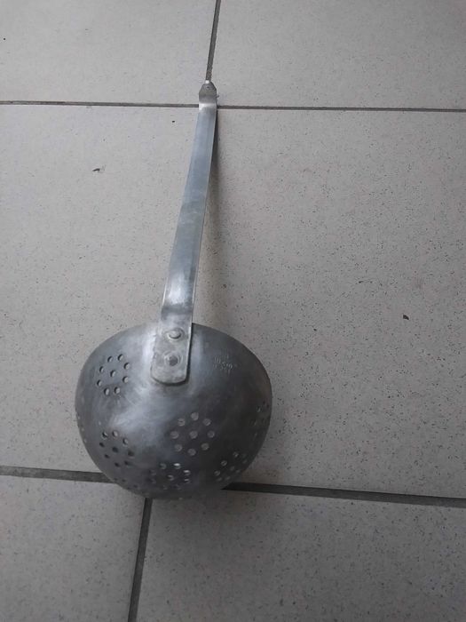Aluminiowy cedzak sitko durszlak łyżka chochla stary przedmiot z prl