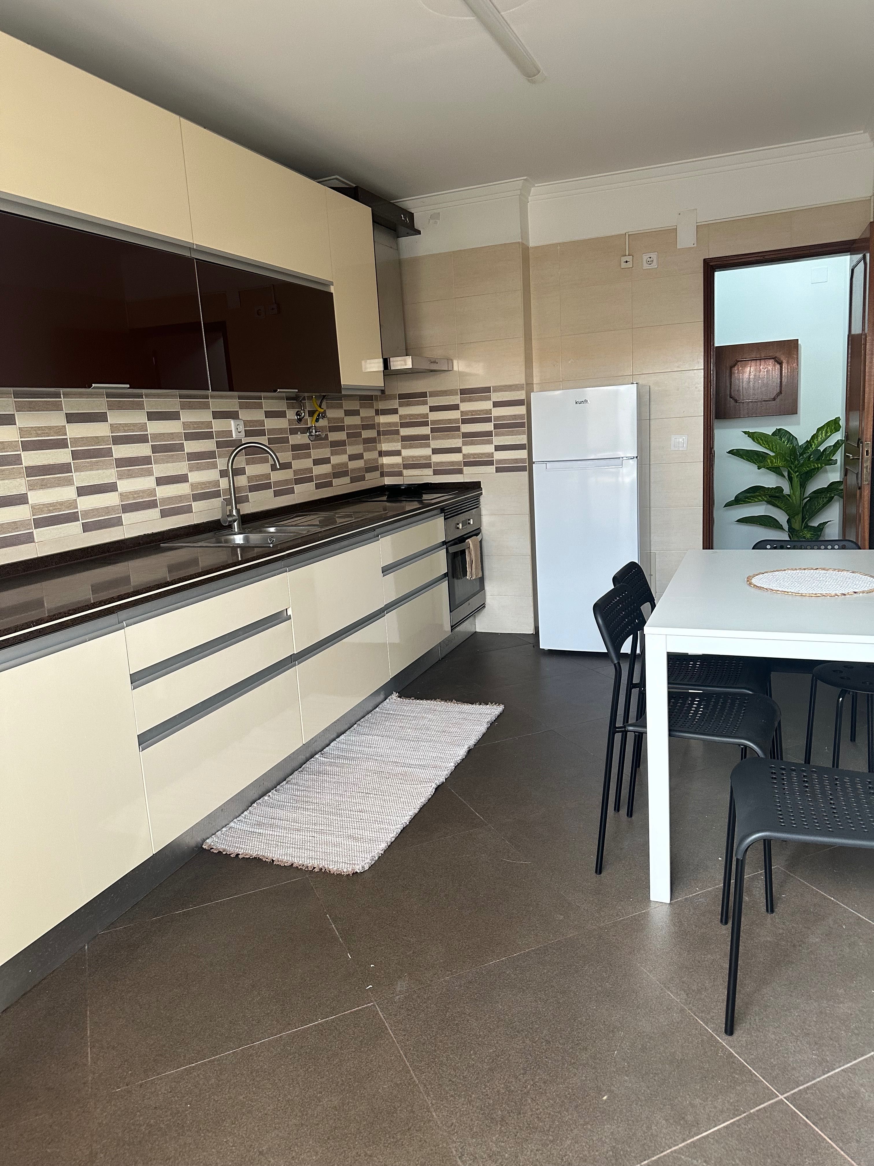 Quarto moderno e espaçoso