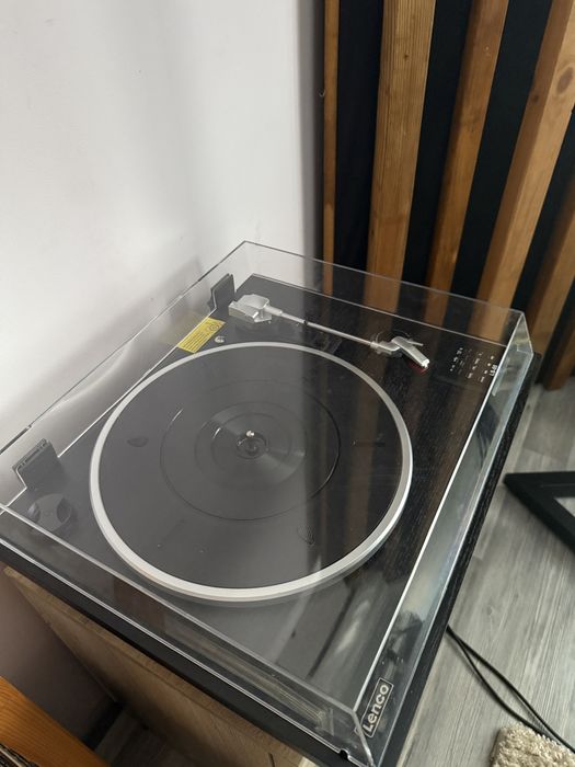Проигрыватель виниловых поастинок Lenco LS-55