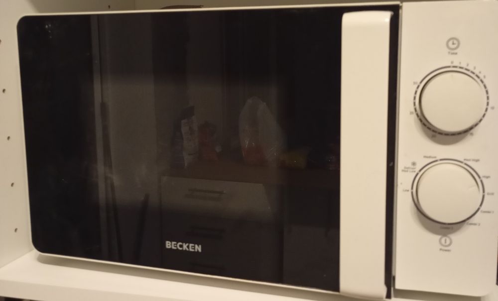 Microondas Marca Becken 
BECKEN

Esmaltado
Abertura da Porta
Lateral c