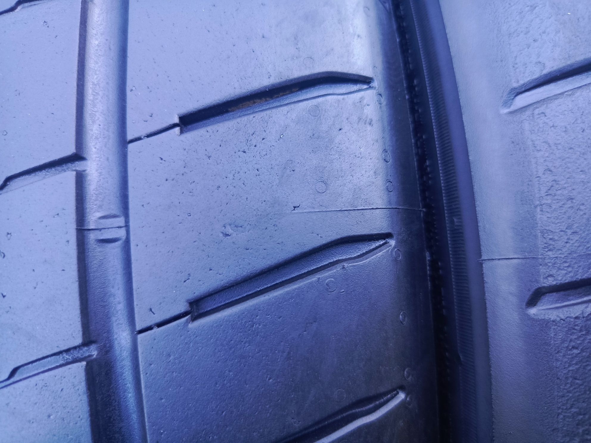 Sprzedam prawie nowe opony Bridgestone 235/35 r19