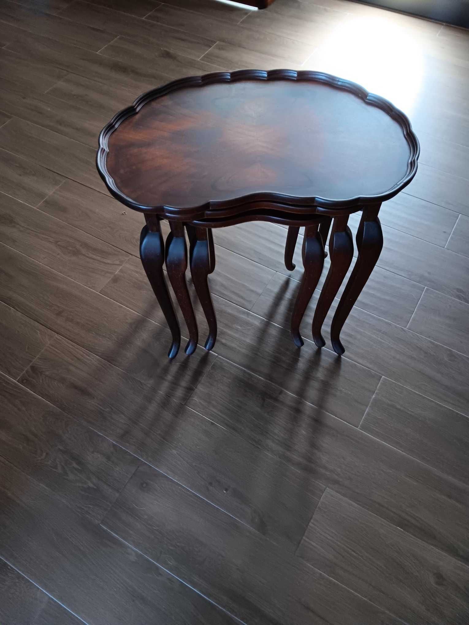 Mesa em Nogueira estilo "Chippendale" de finais dos anos 70