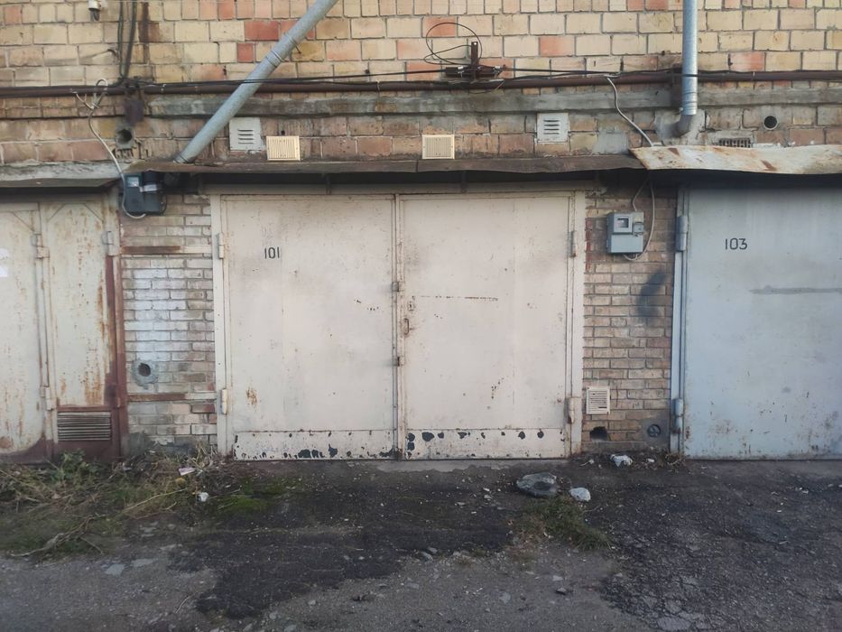 Здаю 2  гаражі під склад !