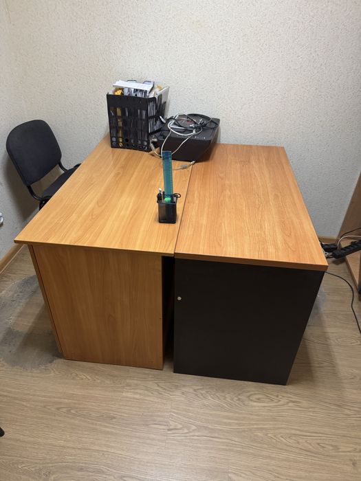 Офисные столы и шкафы