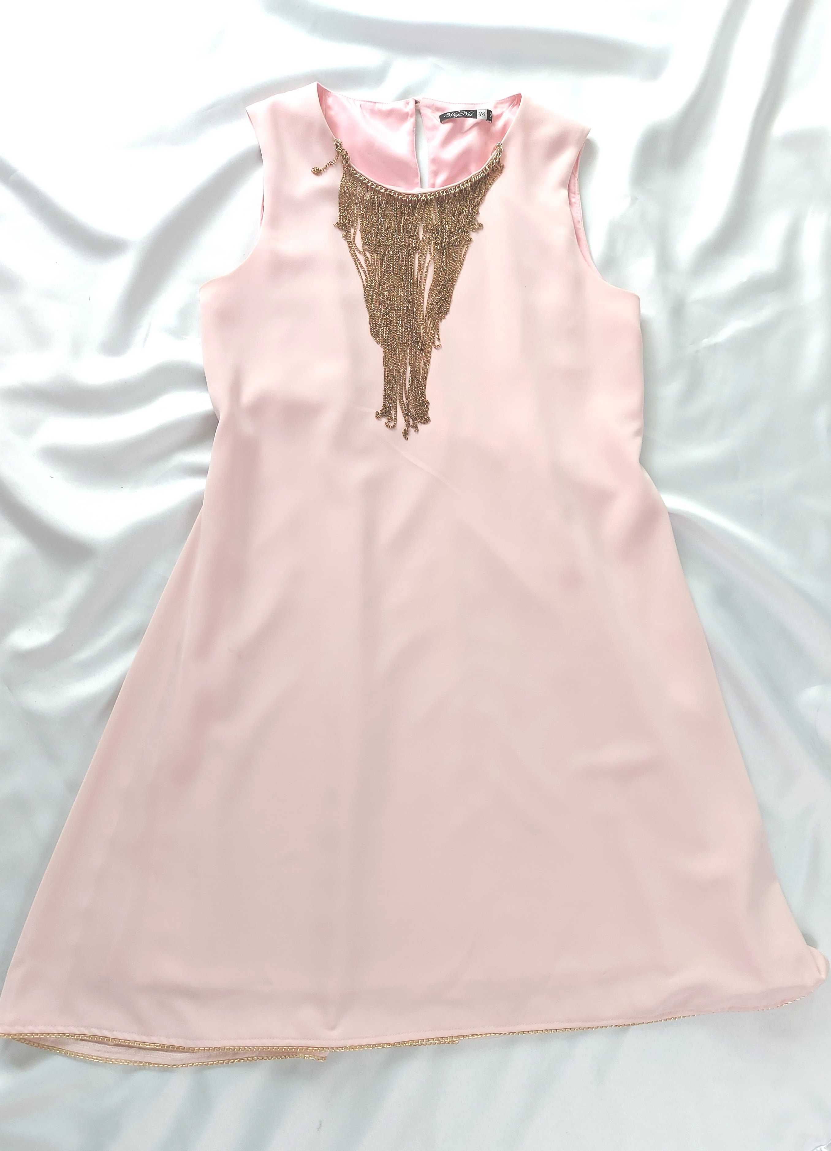 Sukienka różowa z ozdobnymi łańcuchami. Koktajlowa, na wesele , okazję