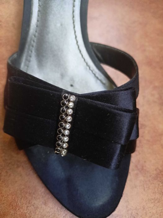Klapki Nine West na obcasie