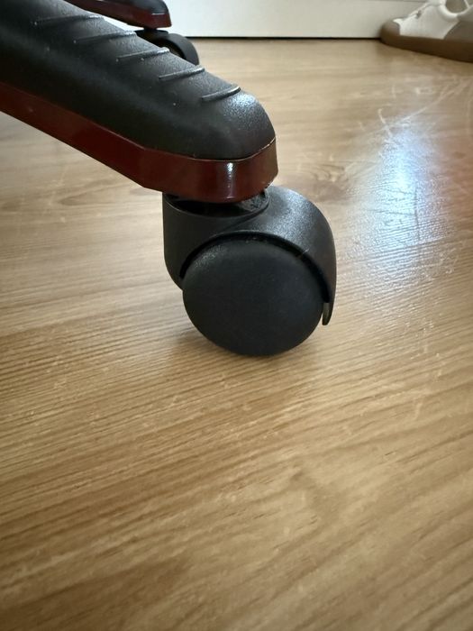Elegancki fotel biurowy z eko skóry – ciemnobrązowy, stan idealny!