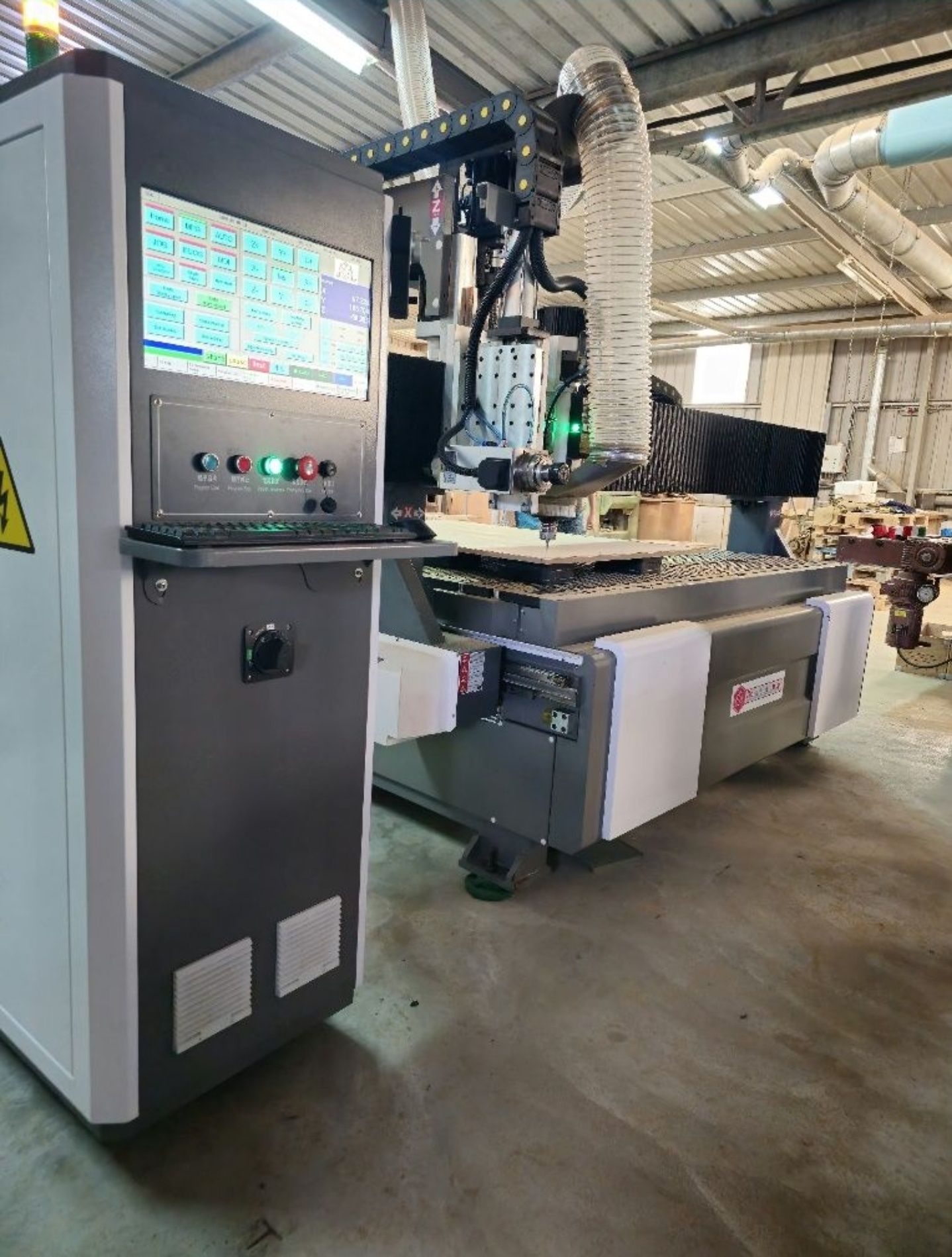 Fresadora CNC Router 2x3m c/ troca automática e
spindle horizontal