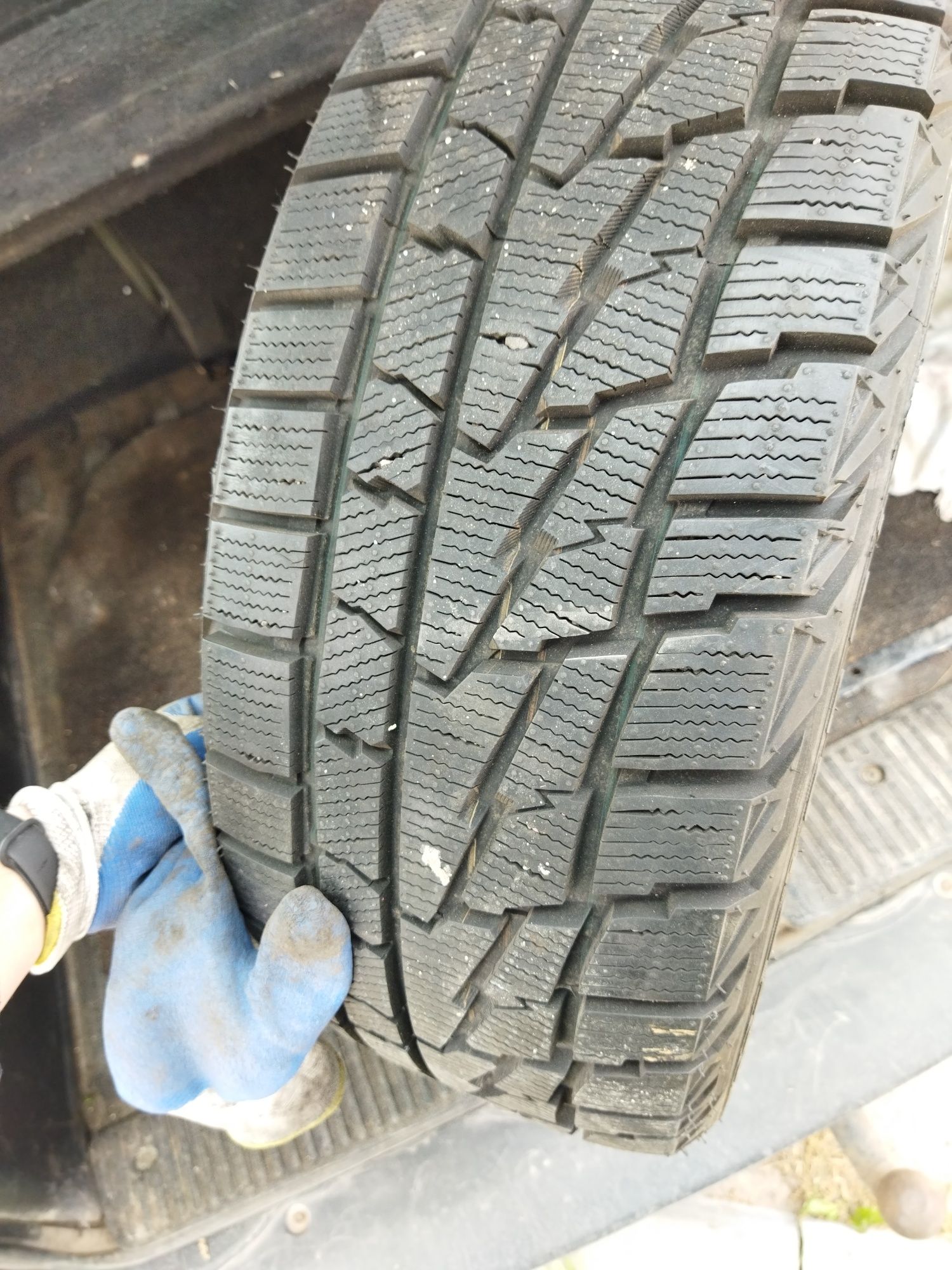 Opona 225/45 17r