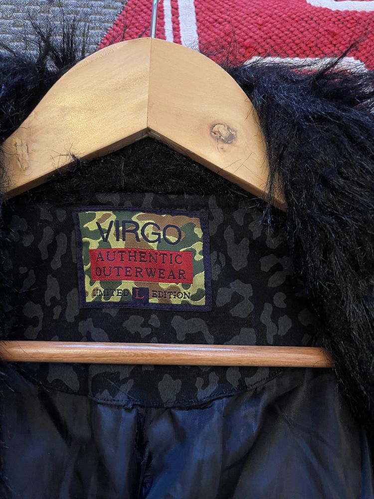 Casaco de padrão de leopardo e gola de pelo sintético