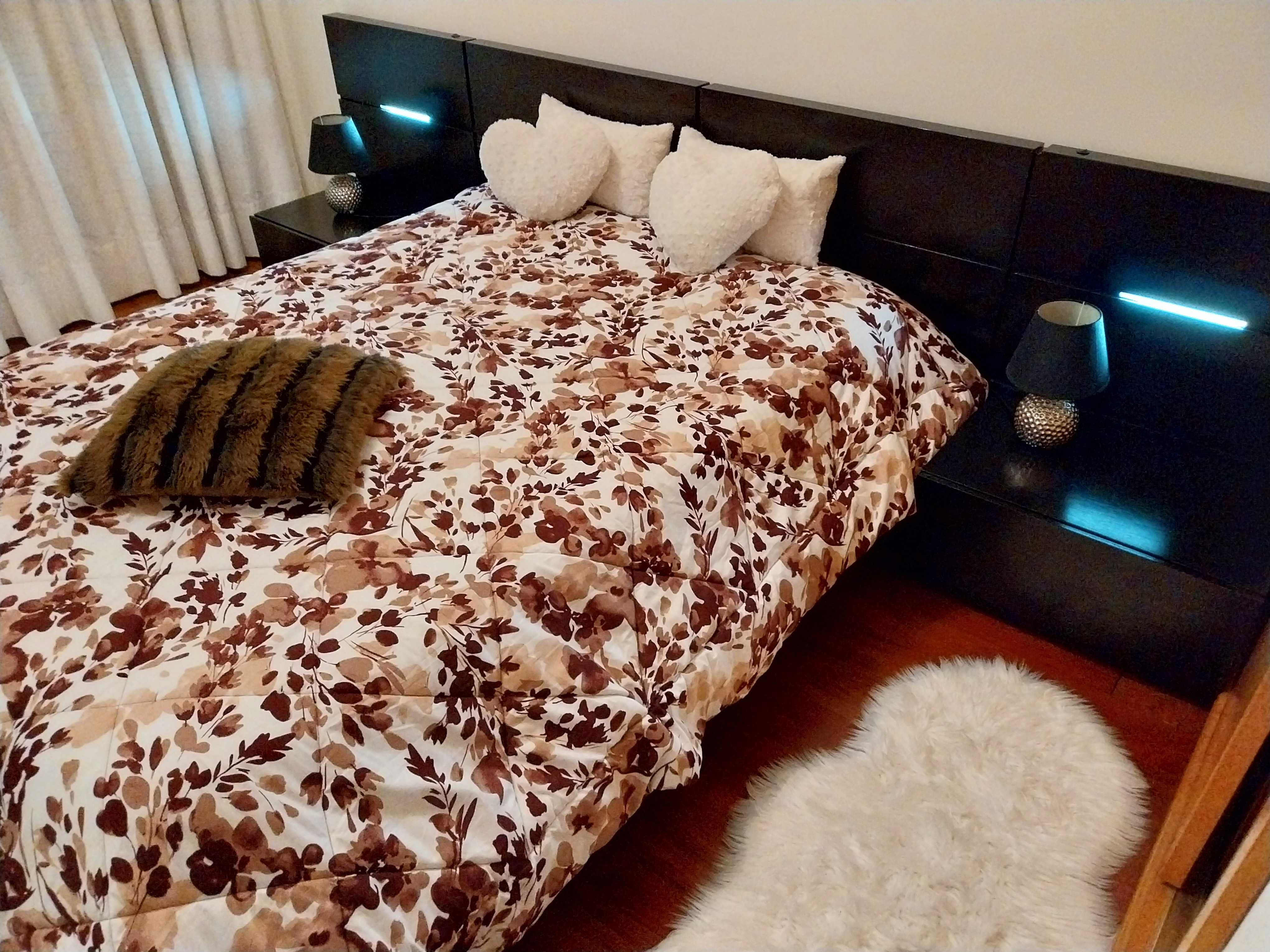 Cama de casal + mesinhas em madeira maciça wengue, qualidade