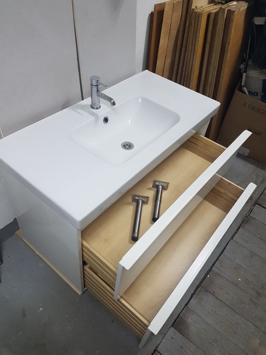 Szafka z umywalką do łazienki