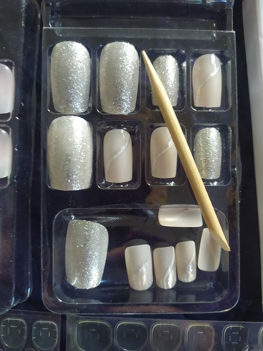 Sztuczne paznokcie tipsy