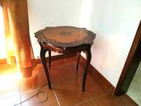 Antiguidade, mesinha com embutidos