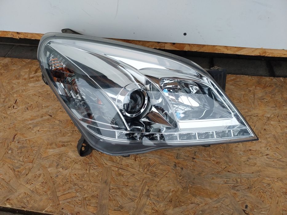 Lampa prawa przednia Astra H Cabrio  LED