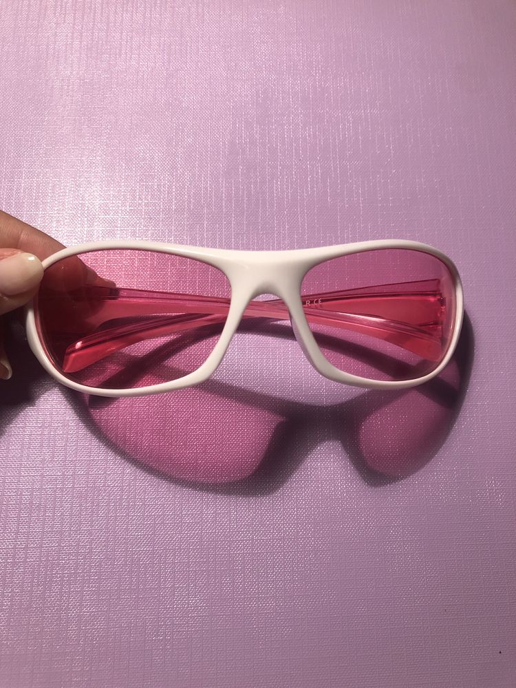 Oculos de sol rosa e branco