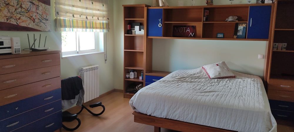 Base de cama em madeira quarto