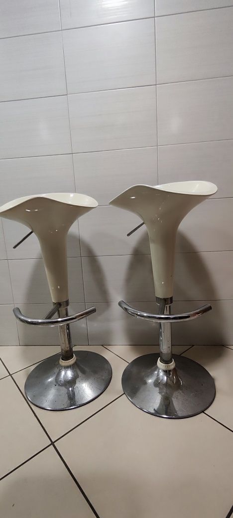 Dois bancos altos