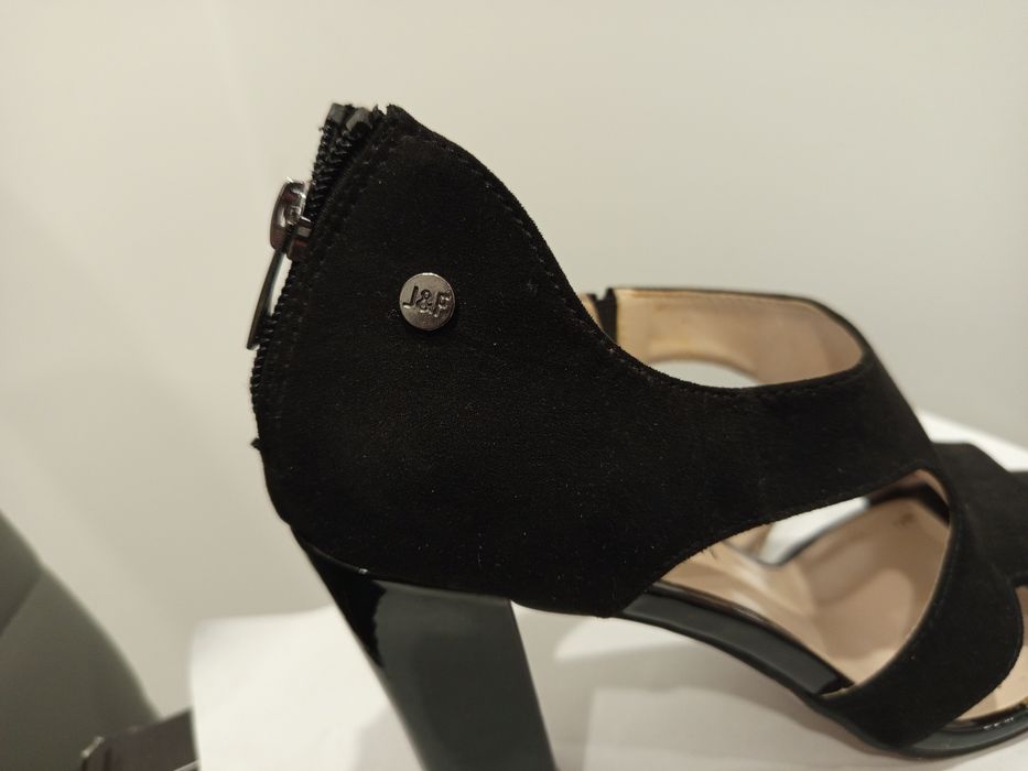 Czarne buty na obcasie